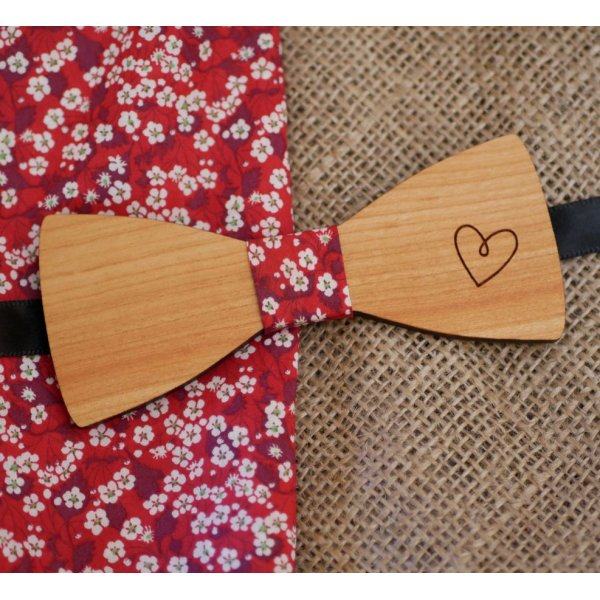 Pajarita de madera con coraz&oacute;n grabado y pintado para personalizar hecha en Francia
