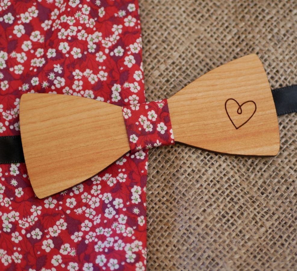 Pajarita de madera con corazón grabado y pintado para personalizar hecha en Francia