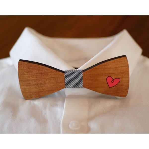 Pajarita de madera con coraz&oacute;n grabado y pintado para personalizar hecha en Francia