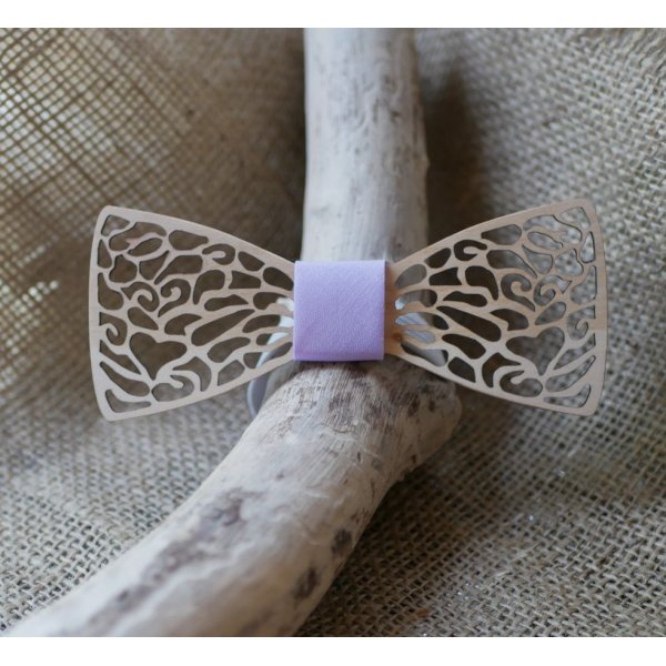 Pajarita de madera con fino encaje y coraz&oacute;n oculto