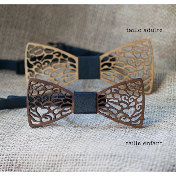 Pajarita de madera con fino encaje y coraz&oacute;n oculto