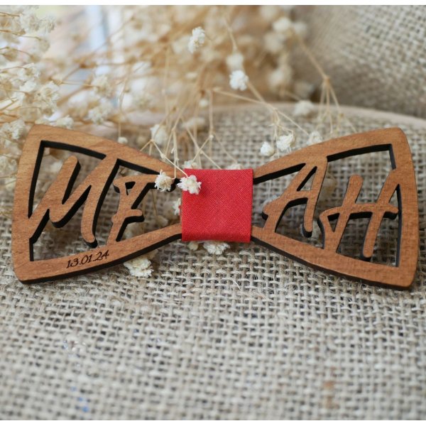 Pajarita doble de madera con iniciales caladas personalizadas