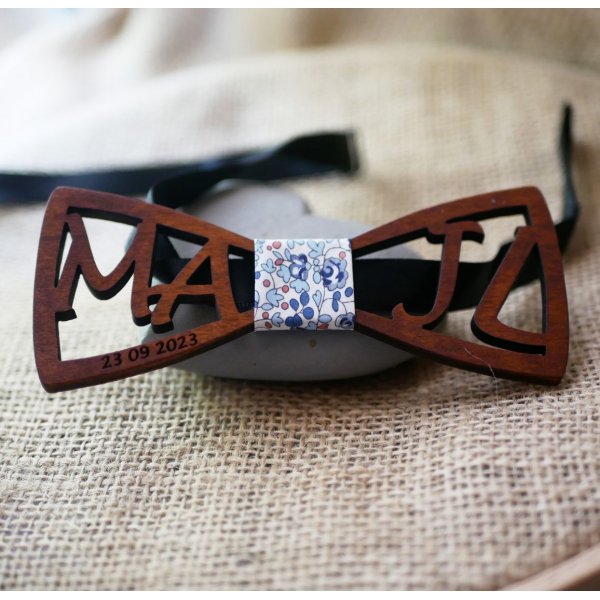 Pajarita doble de madera con iniciales caladas personalizadas