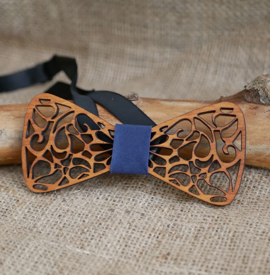 Pajarita francesa de madera con arabescos ahuecados