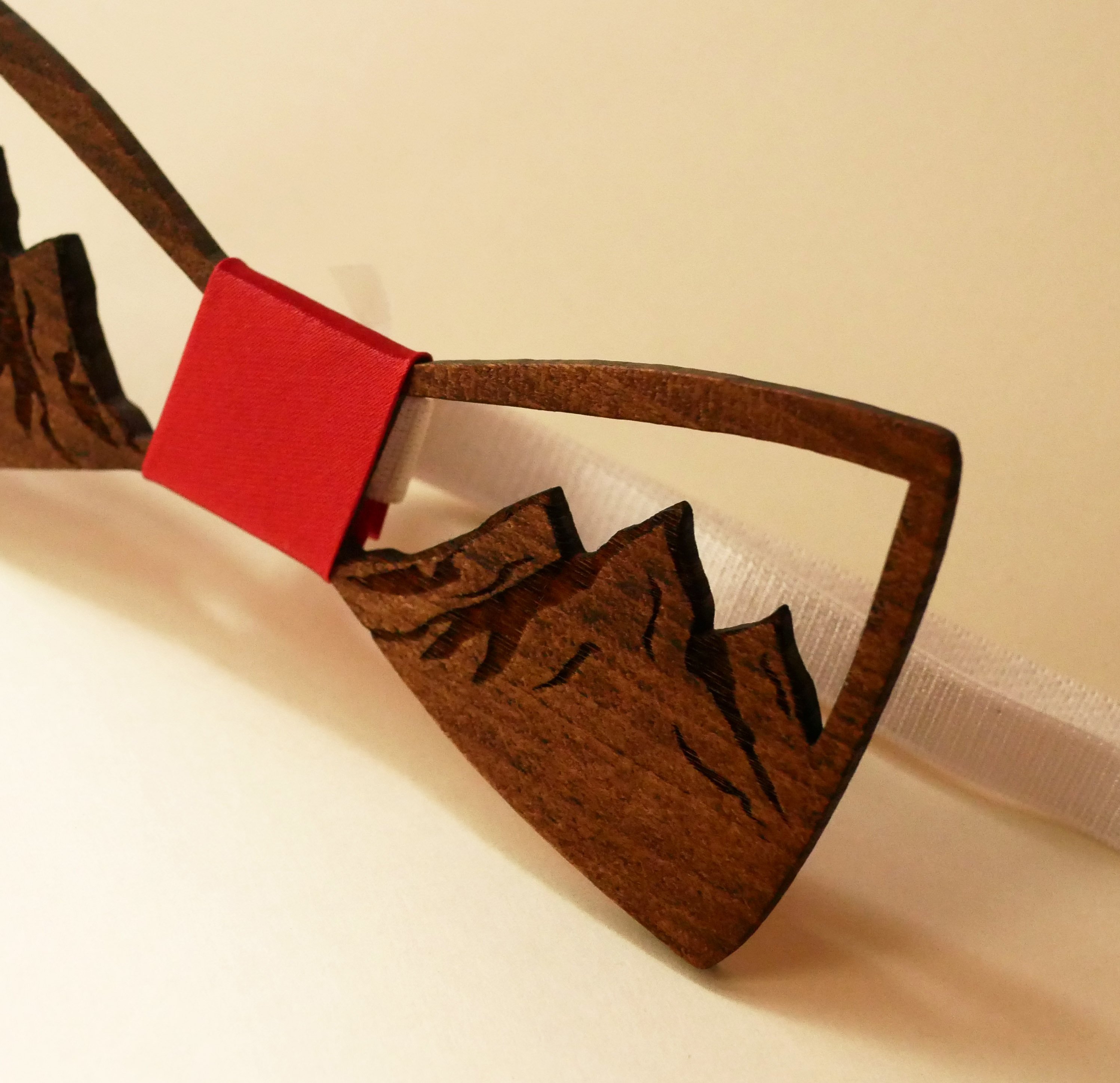 Pajarita francesa de madera decorada con monta&ntilde;as caladas 