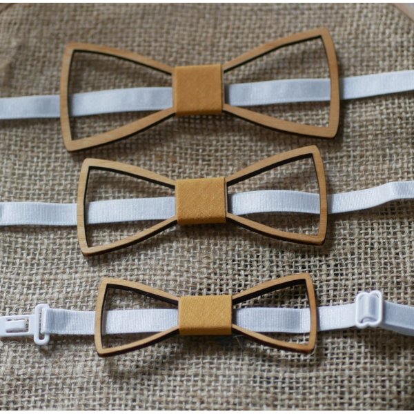 Pajarita francesa de madera calada 