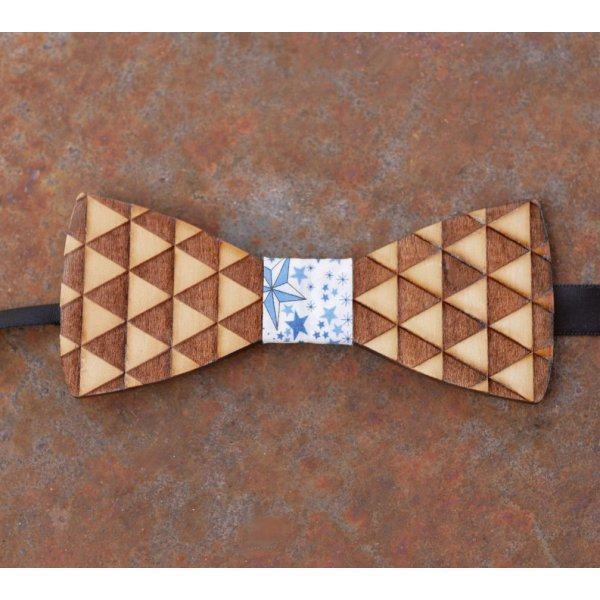 Pajarita de madera grabada con tri&aacute;ngulos