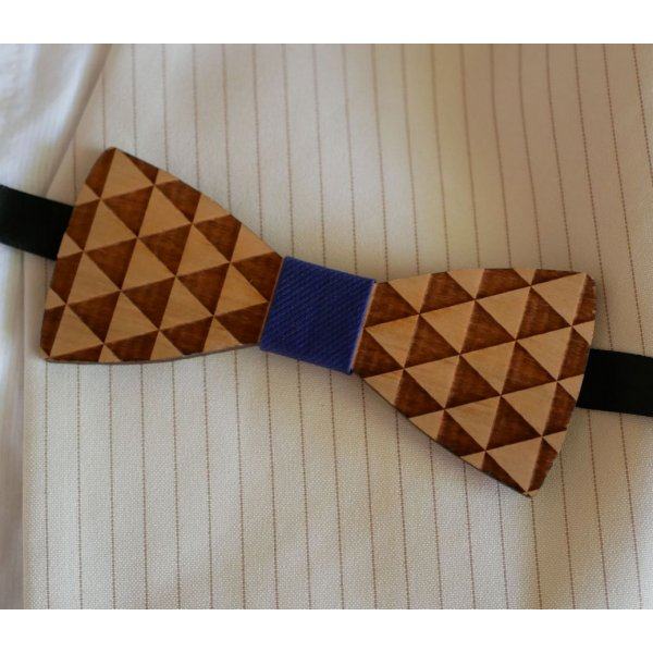 Pajarita de madera grabada con tri&aacute;ngulos