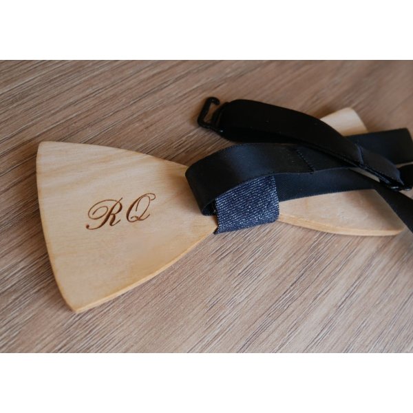 Pajarita de madera para boda grabada con alianzas fabricada en Francia