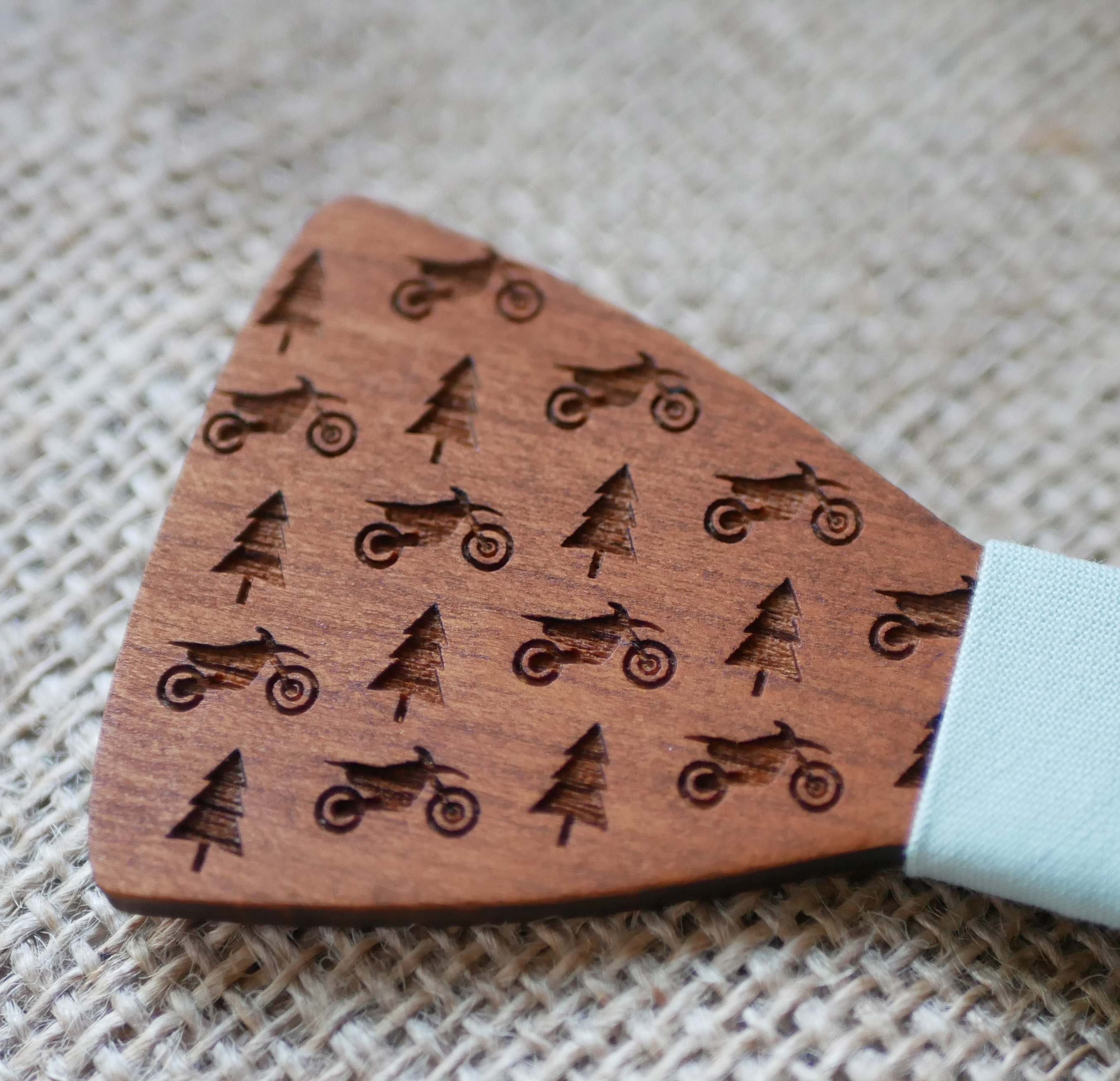 Pajarita de madera con minidiseño grabado para personalizar fabricada en Francia