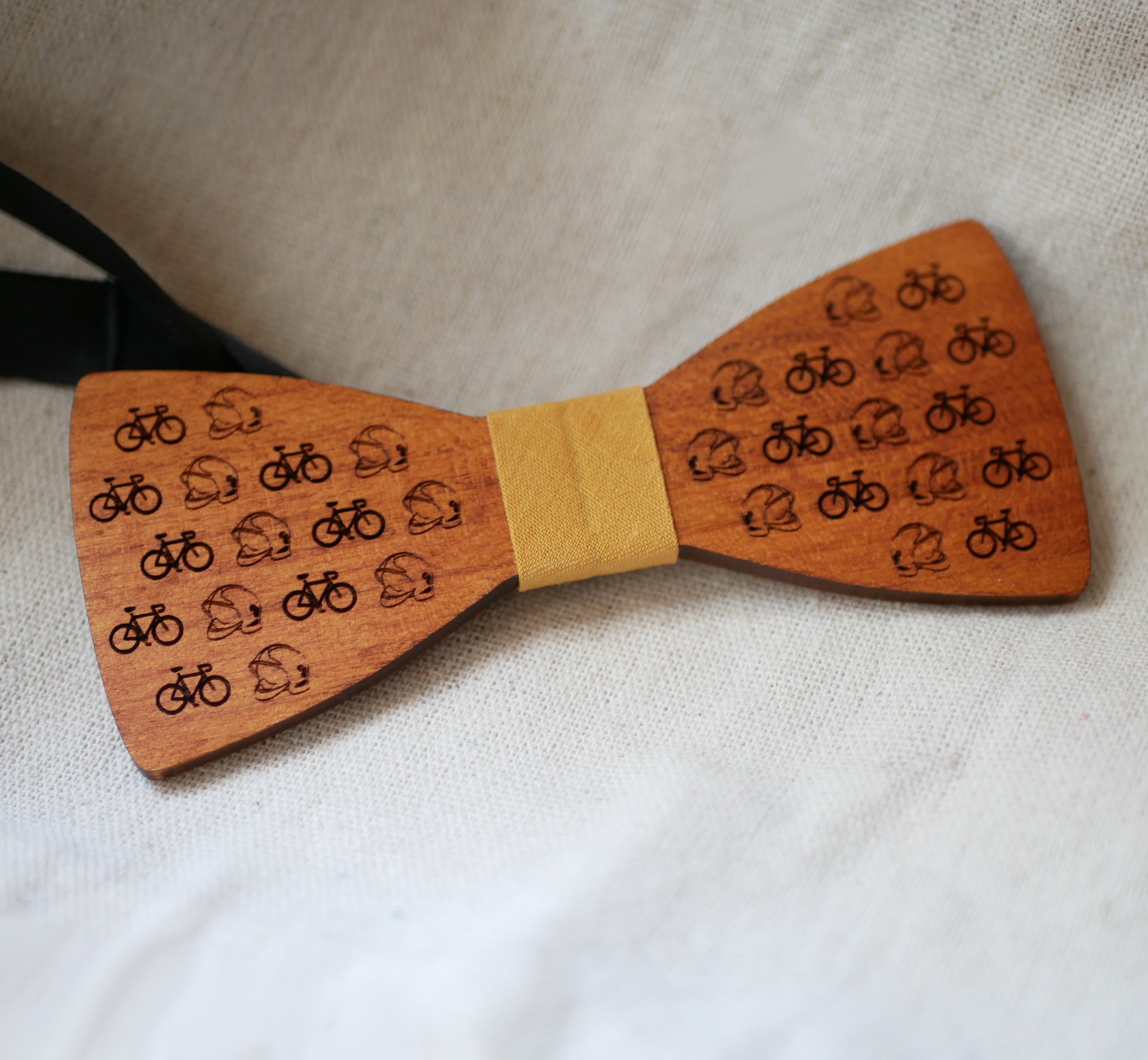 Pajarita de madera con minidise&ntilde;o grabado para personalizar fabricada en Francia