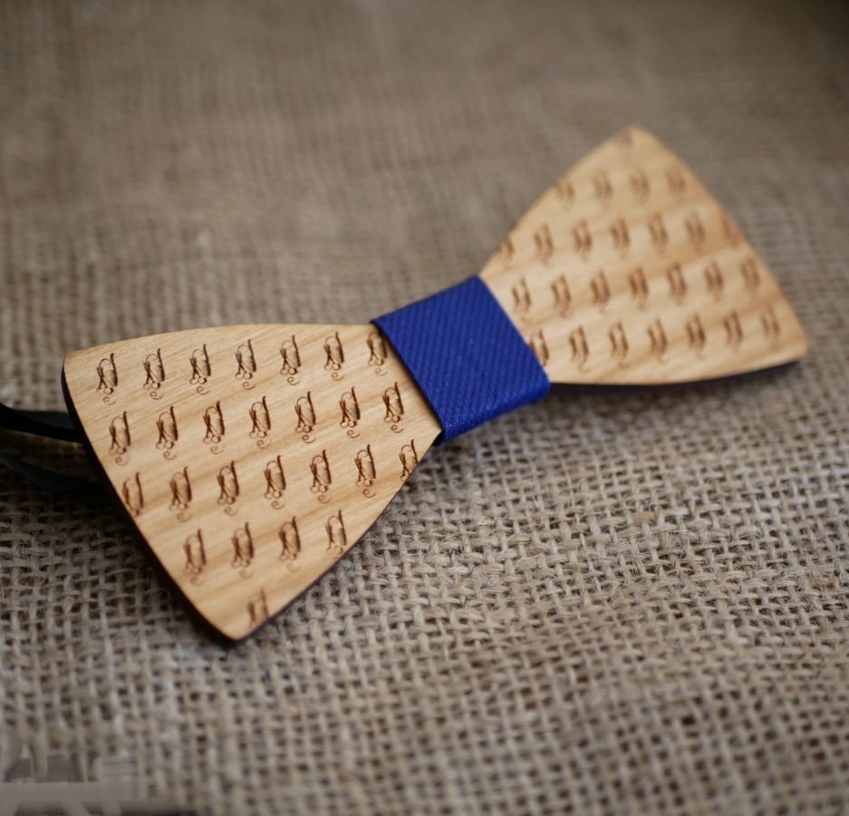 Pajarita de madera con minidiseño grabado para personalizar fabricada en Francia