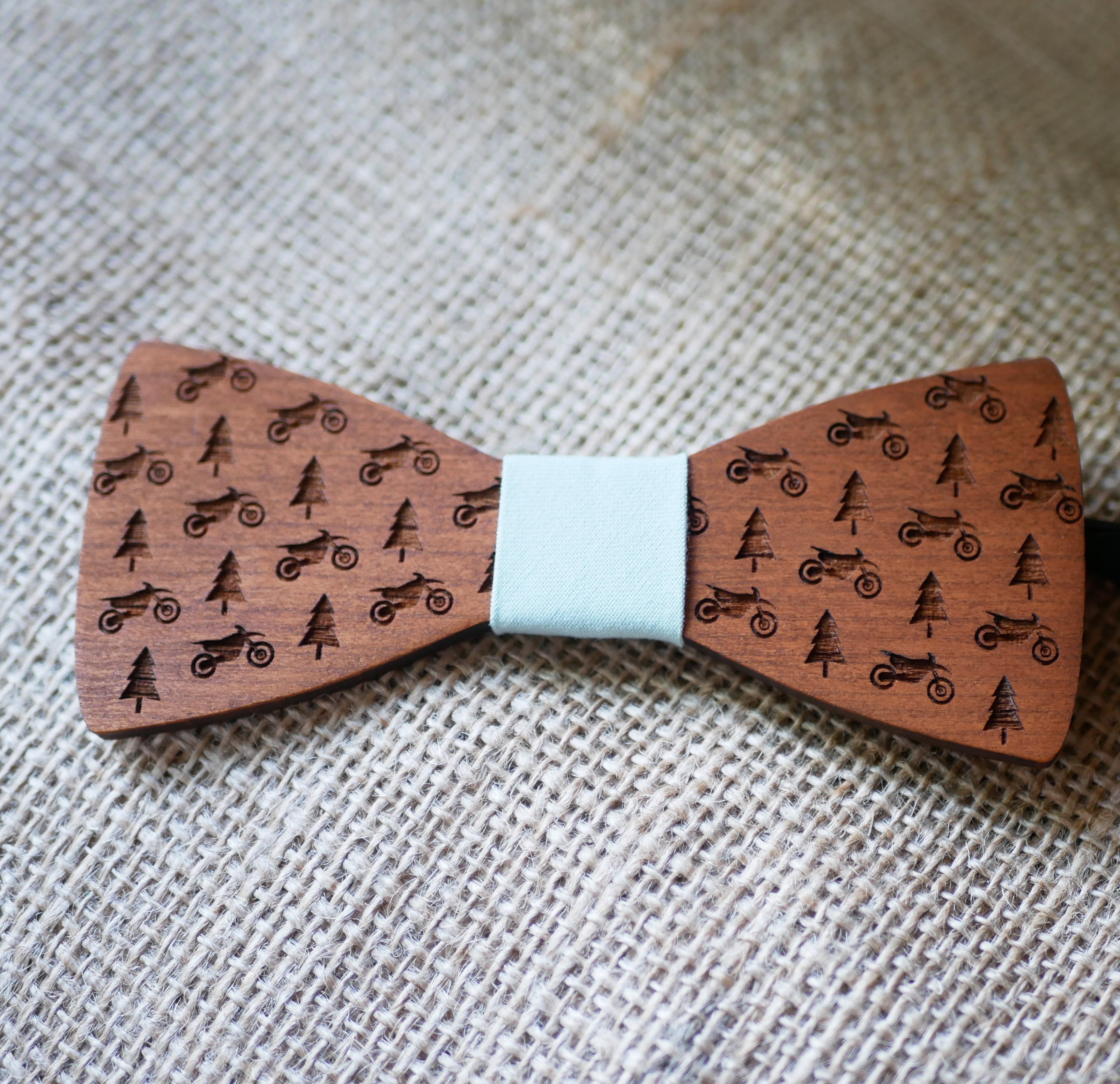 Pajarita de madera con minidise&ntilde;o grabado para personalizar fabricada en Francia