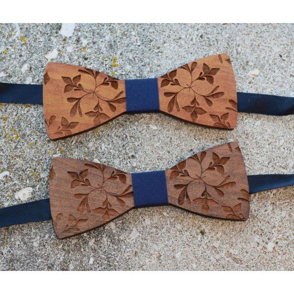 Pajarita de madera grabada con grandes flores para personalizar