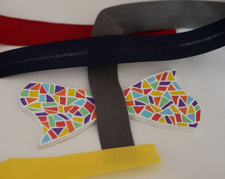 Pajarita de madera pintada en estilo mosaico multicolor, creaci&oacute;n artesanal francesa