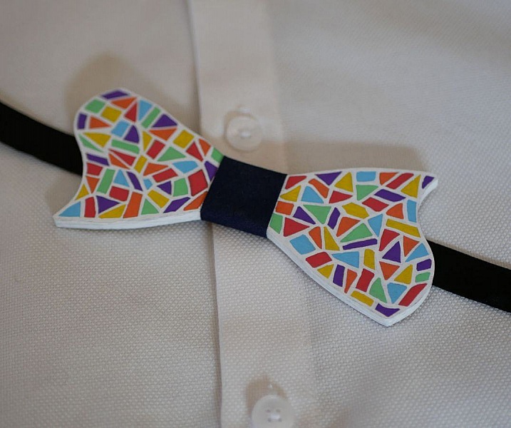 Pajarita de madera pintada en estilo mosaico multicolor, creaci&oacute;n artesanal francesa