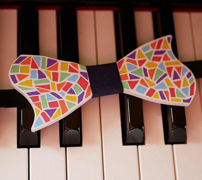 Pajarita de madera pintada en estilo mosaico multicolor, creaci&oacute;n artesanal francesa