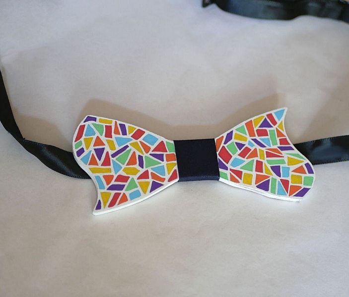 Pajarita de madera pintada en estilo mosaico multicolor, creaci&oacute;n artesanal francesa