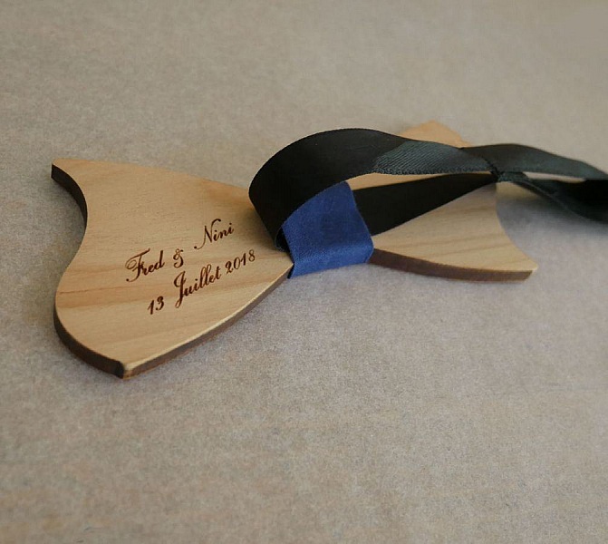 Pajarita de madera pintada en estilo mosaico multicolor, creaci&oacute;n artesanal francesa