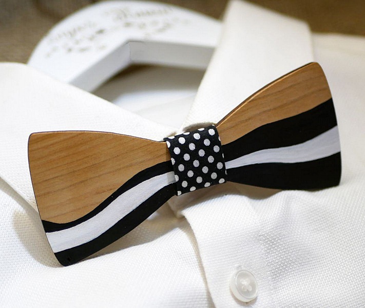 Noeud papillon en bois peint fa&ccedil;on ruban noir et blanc