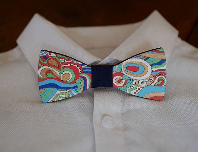 Noeud papillon en bois peint au motif hippie chic.