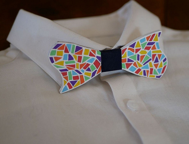 Pajarita de madera pintada en estilo mosaico multicolor, creaci&oacute;n artesanal francesa