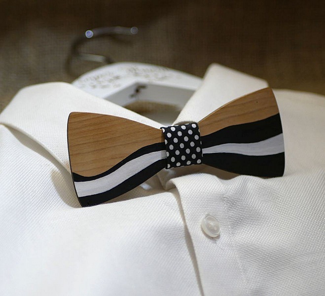 Noeud papillon en bois peint fa&ccedil;on ruban noir et blanc