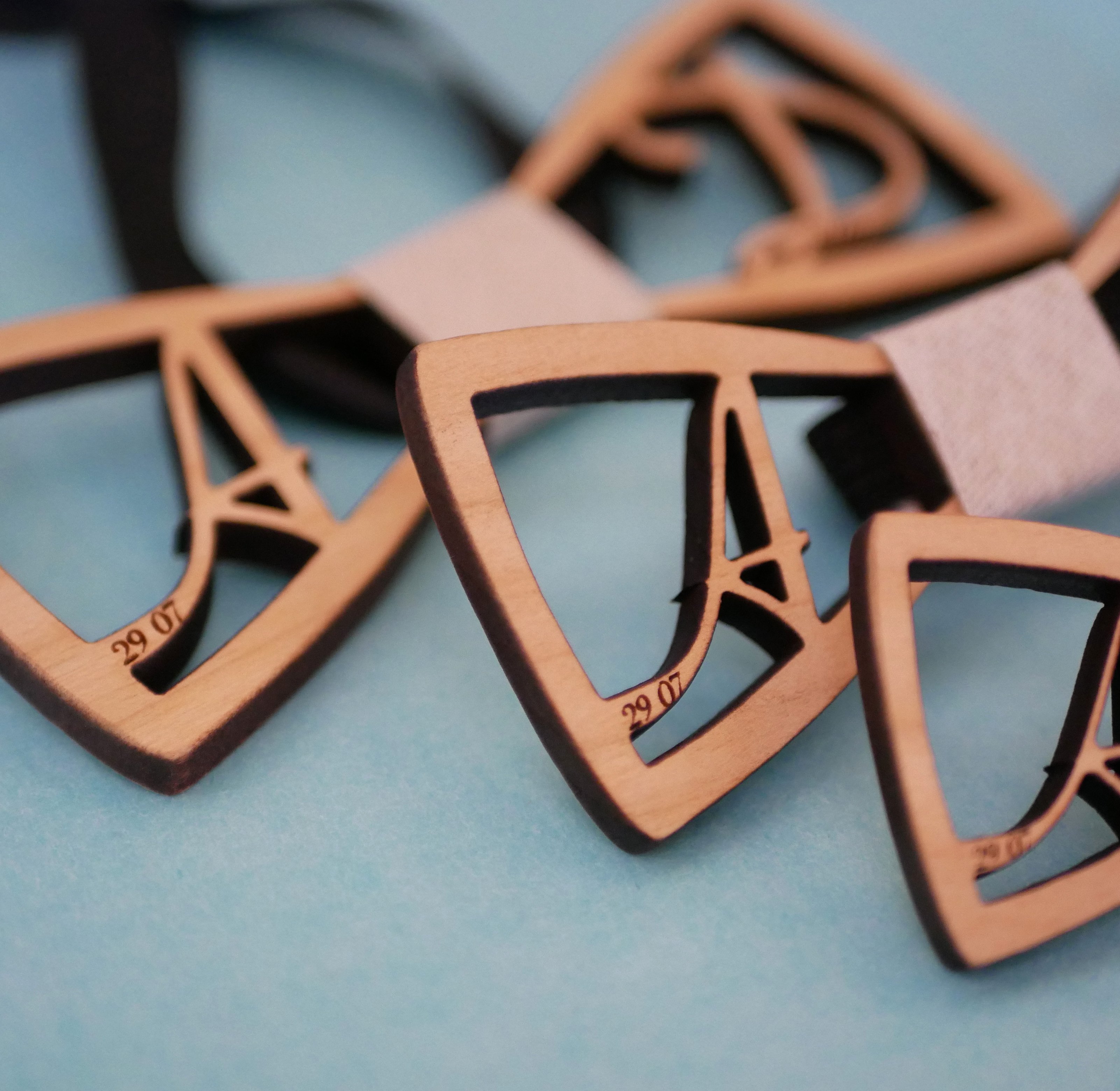 Pajarita de madera personalizada con 2 iniciales para ni&ntilde;os