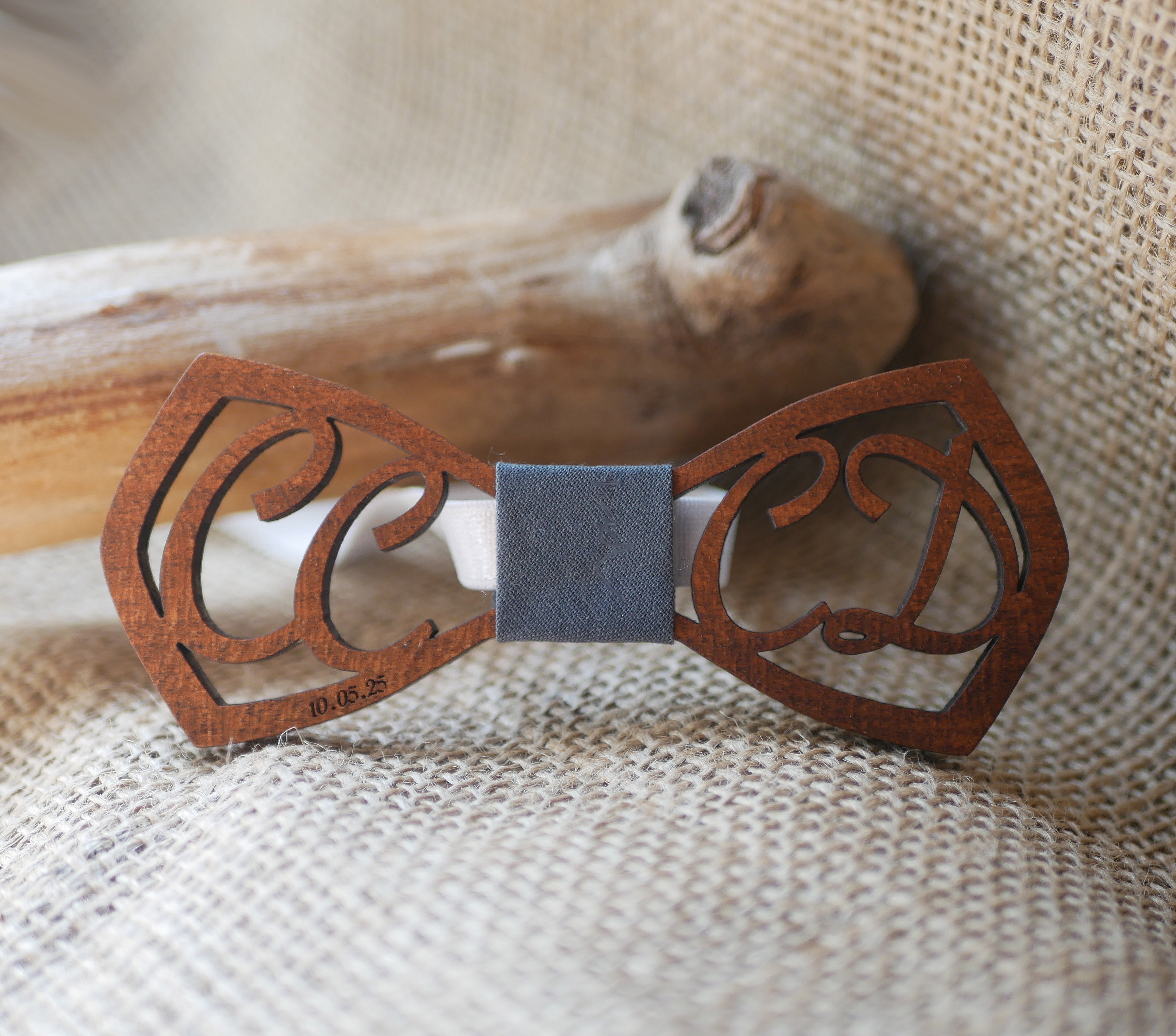 Noeud papillon en bois personnalisé avec initiales et date.