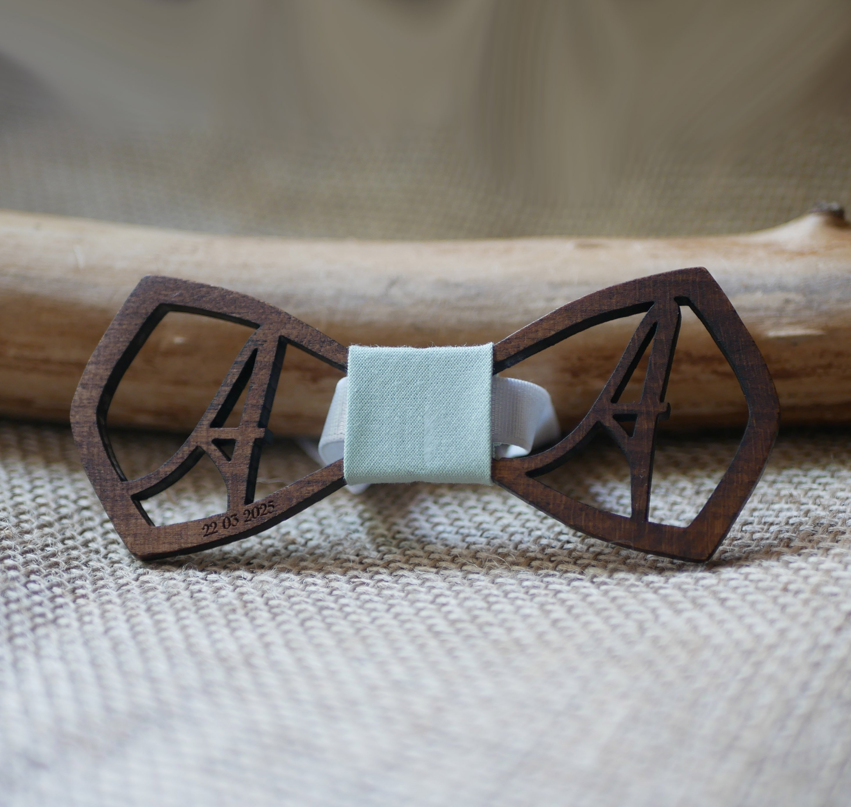 Pajarita de madera "le rabl&eacute;" personalizada con 2 iniciales caladas