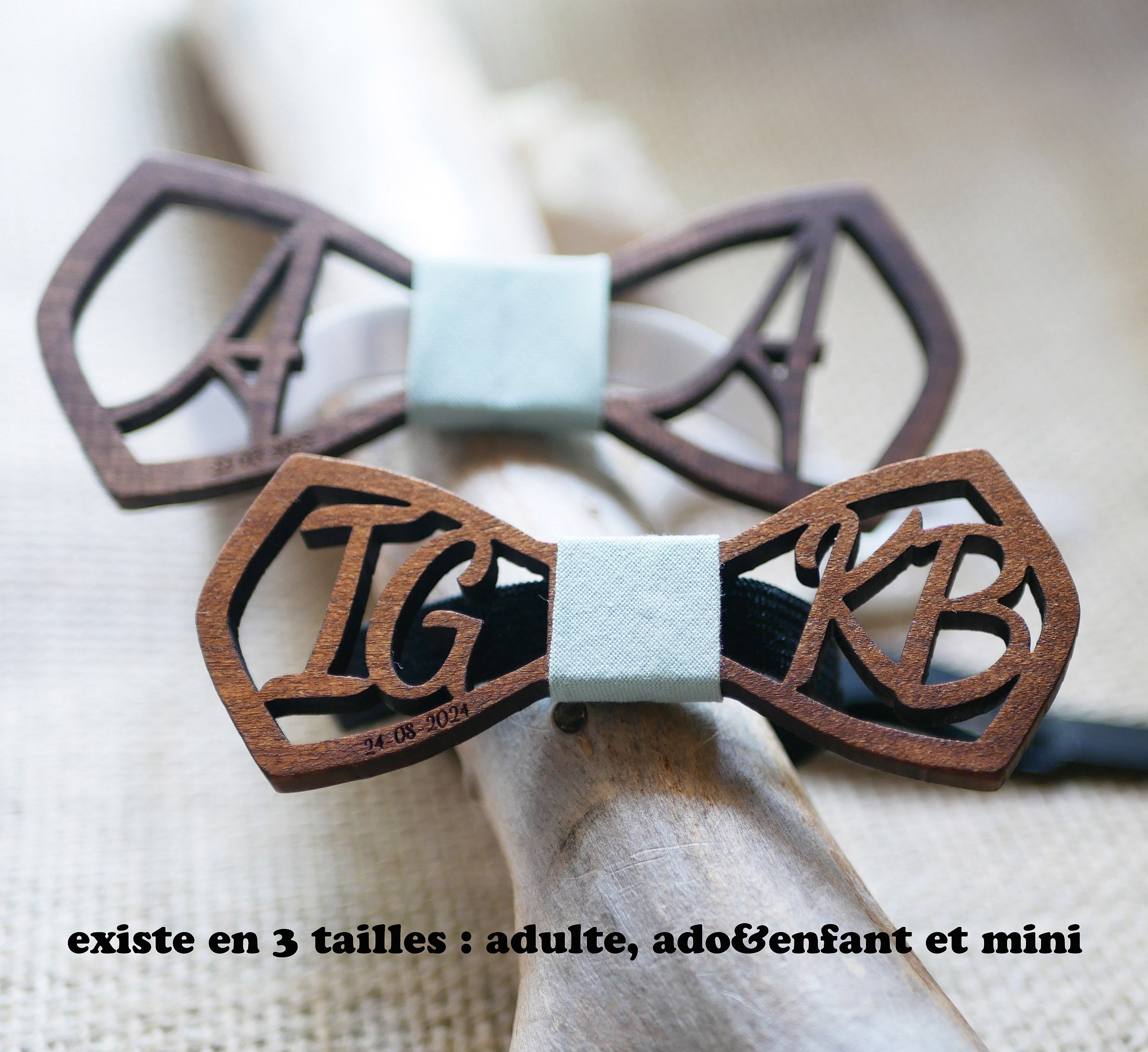 Noeud papillon en bois personnalisé avec initiales gravées.