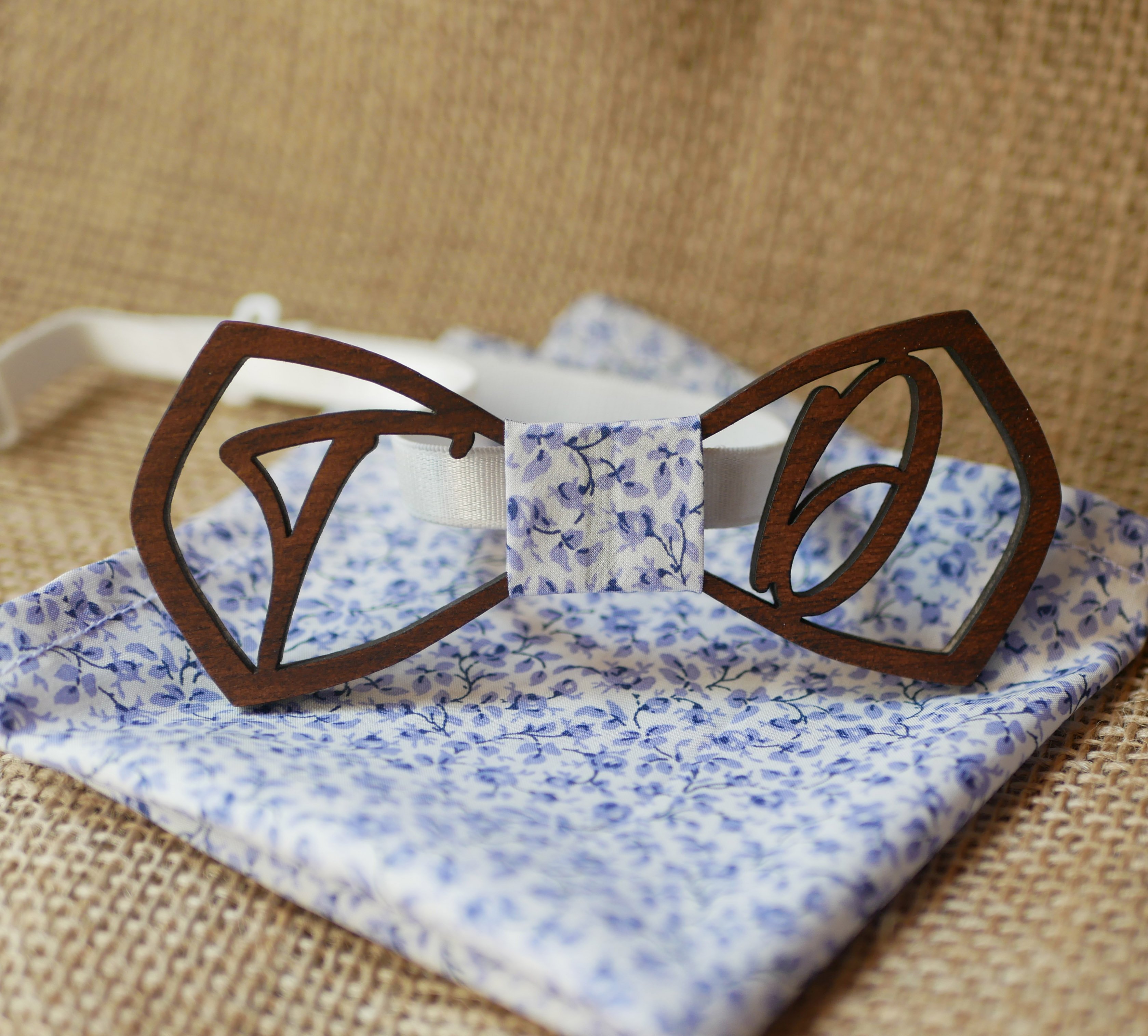 Pajarita de madera "le rabl&eacute;" personalizada con 2 iniciales caladas