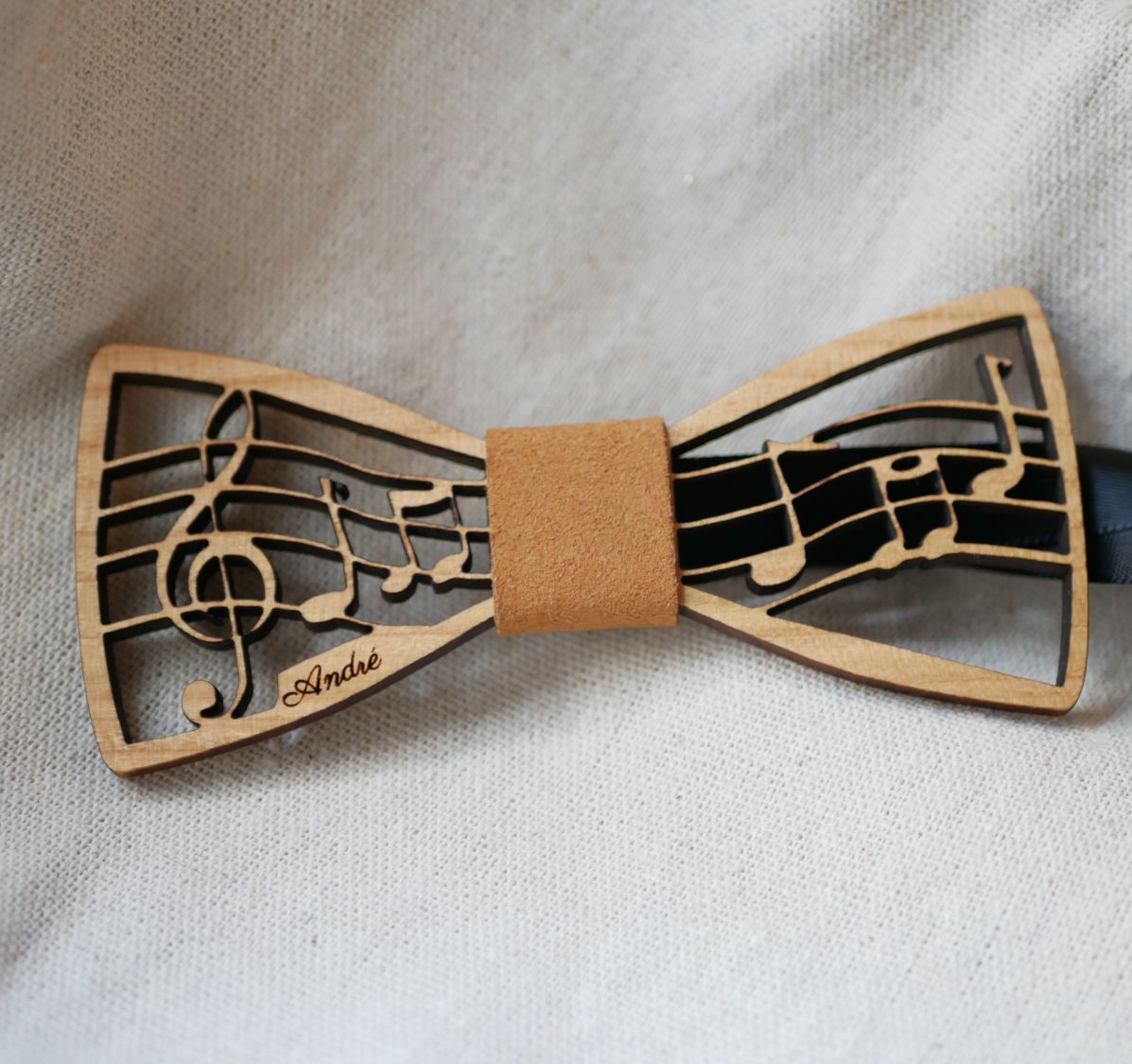 Pajarita de madera con tema musical, partitura y clave de sol, personalizable