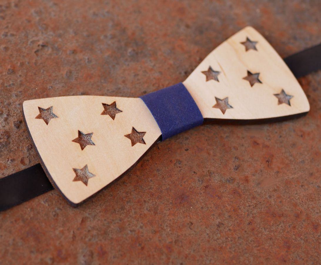 Pajarita de madera con estrellas para personalizar fabricada en Francia