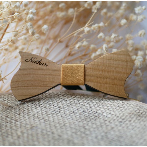 Pajarita asim&eacute;trica de madera de cerezo para que los ni&ntilde;os la personalicen