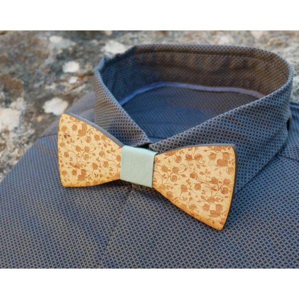 Pajarita de madera de cerezo con peque&ntilde;as flores grabadas personalizable mediante grabado en la parte posterior fabricada en Francia