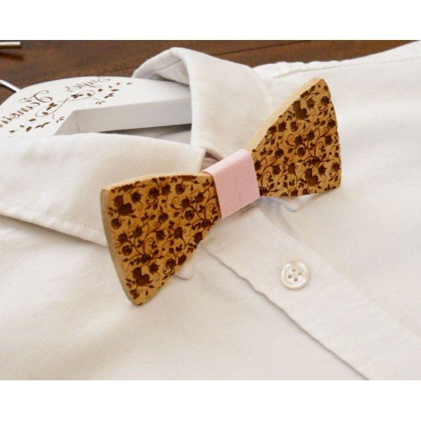 Pajarita de madera de cerezo con peque&ntilde;as flores grabadas personalizable mediante grabado en la parte posterior fabricada en Francia