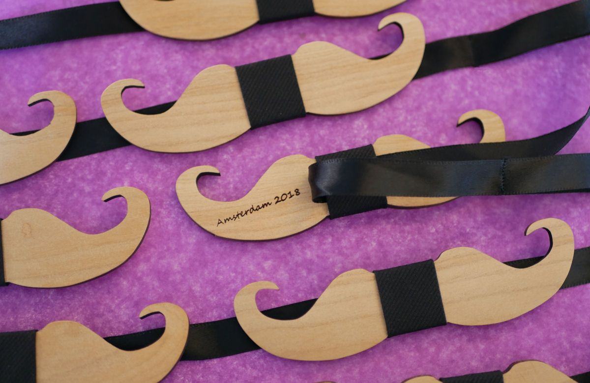 Pajarita Moustache de madera de cerezo para personalizar fabricada en Francia