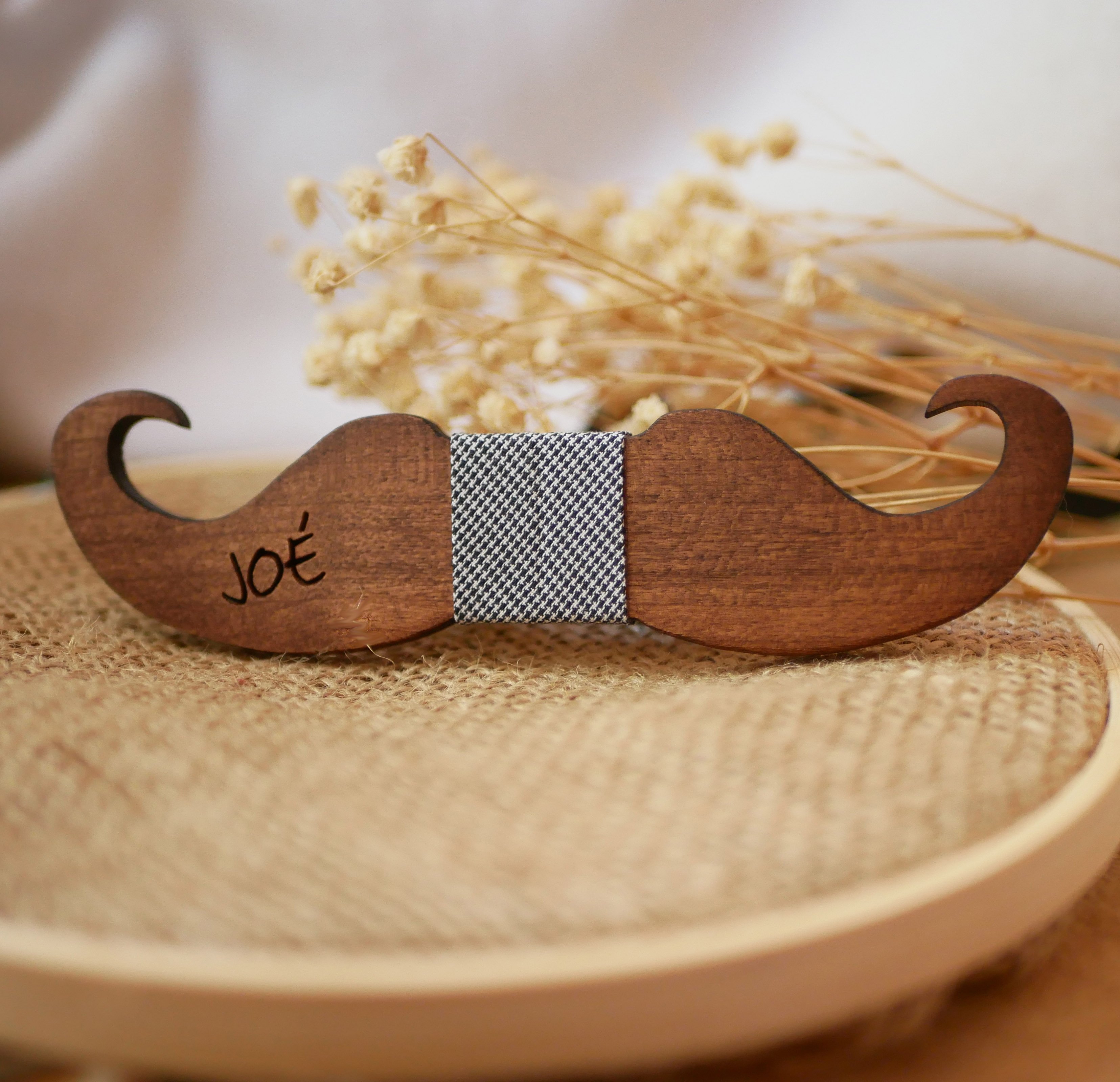 Pajarita Moustache de madera tintada para personalizar fabricada en Francia