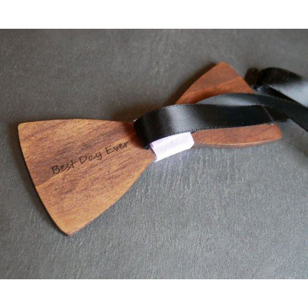 Pajarita de nogal con peque&ntilde;as flores grabadas