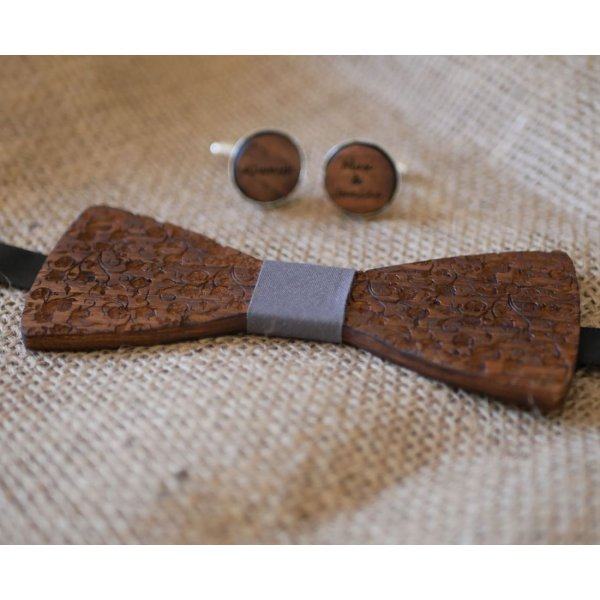 Pajarita de nogal con peque&ntilde;as flores grabadas