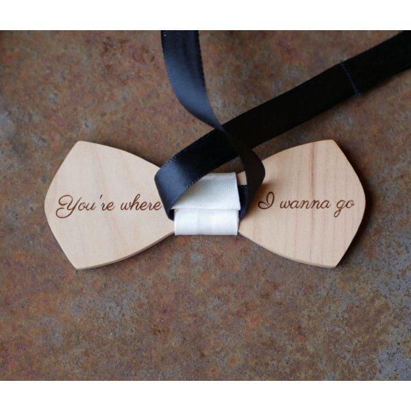 Pajarita de madera natural para personalizar grabando "le rabl&eacute;  