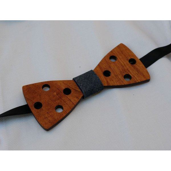 Pajarita de madera te&ntilde;ida grabada con agujeros para personalizar