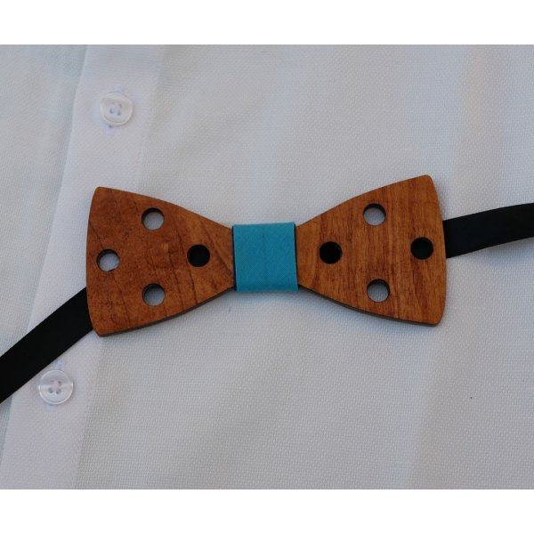 Pajarita de madera te&ntilde;ida grabada con agujeros para personalizar