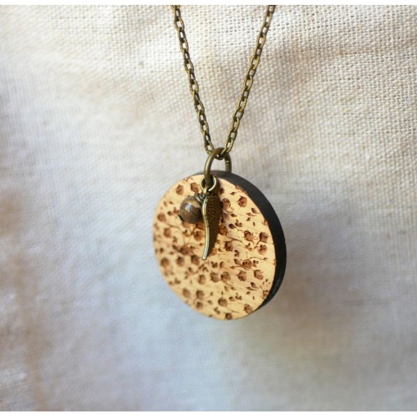 Colgante de madera grabada con dijes para personalizar