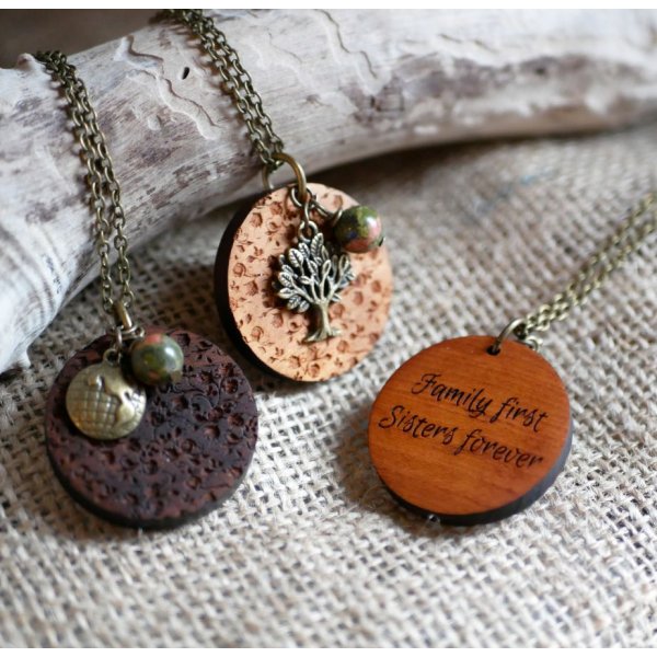 Colgante de madera grabada con dijes para personalizar