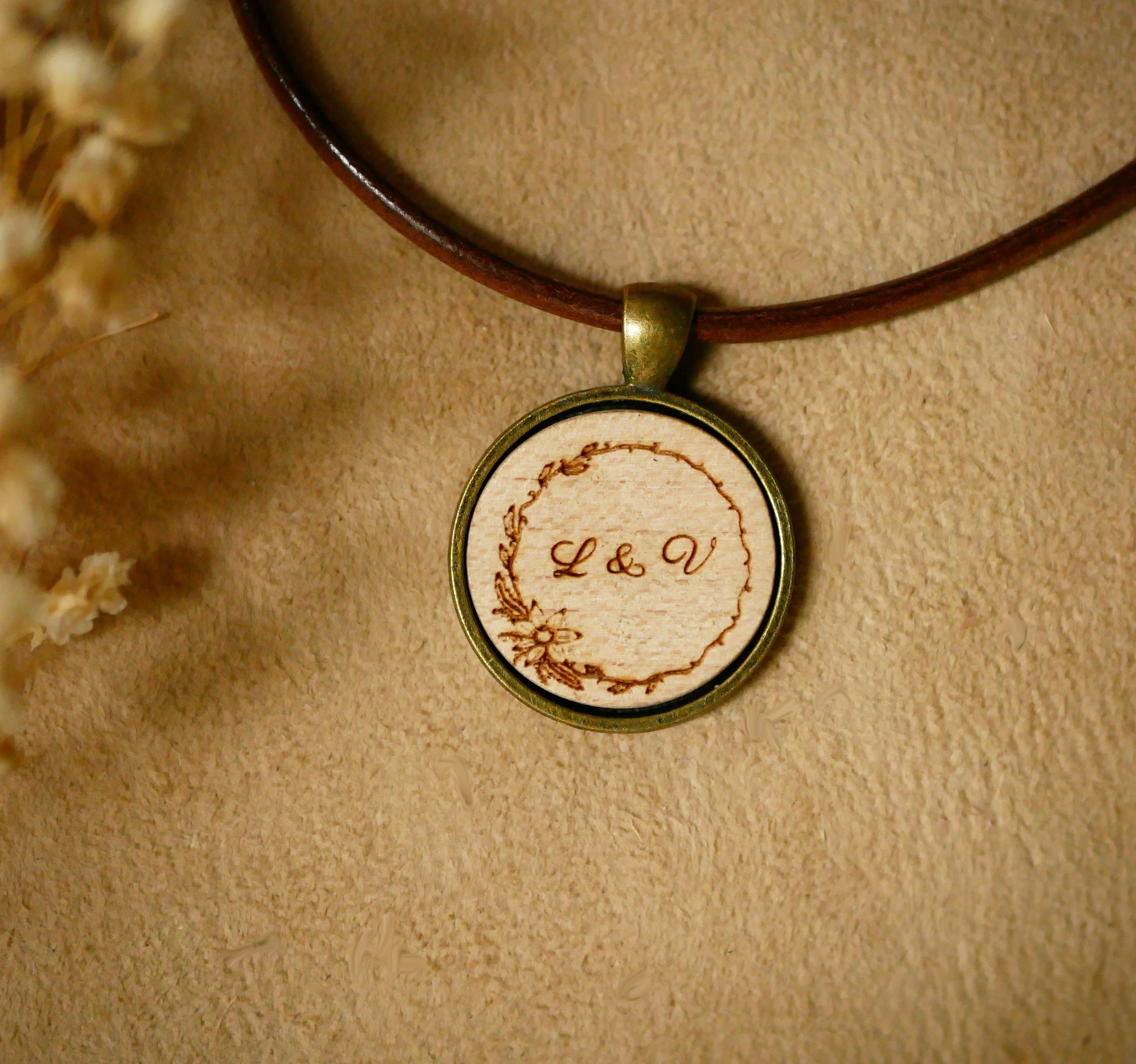 Colgante de madera grabado en un collar de cuero europeo para personalizar 