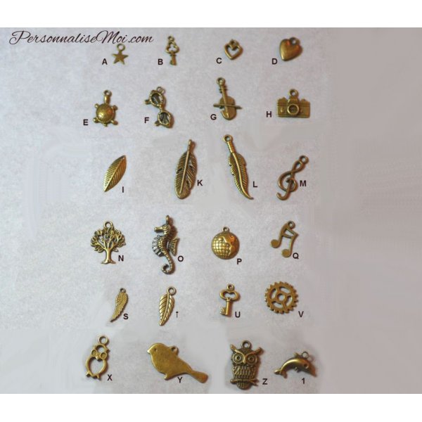 Colgante de madera pintada en colores con charm de bronce para personalizar