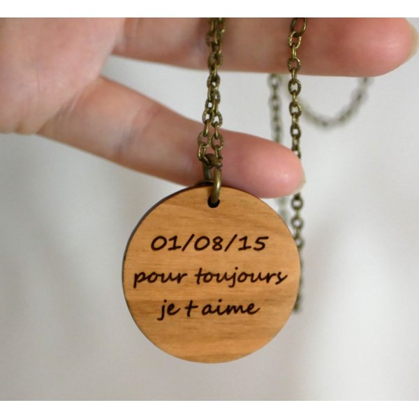 Colgante de madera pintada en colores sobre cadena de plata personalizable