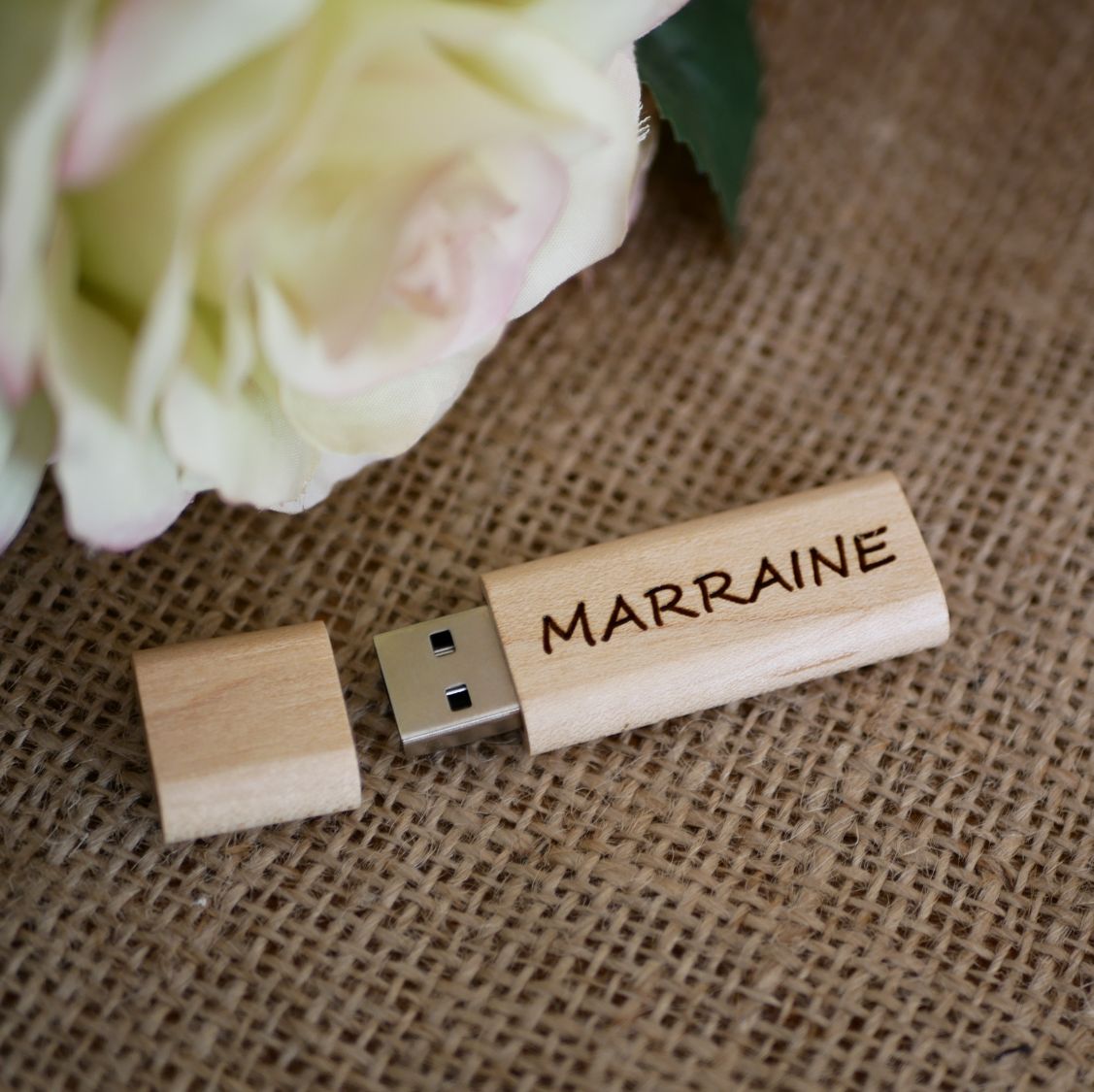 Pequeña llave USB de madera grabada para personalizar